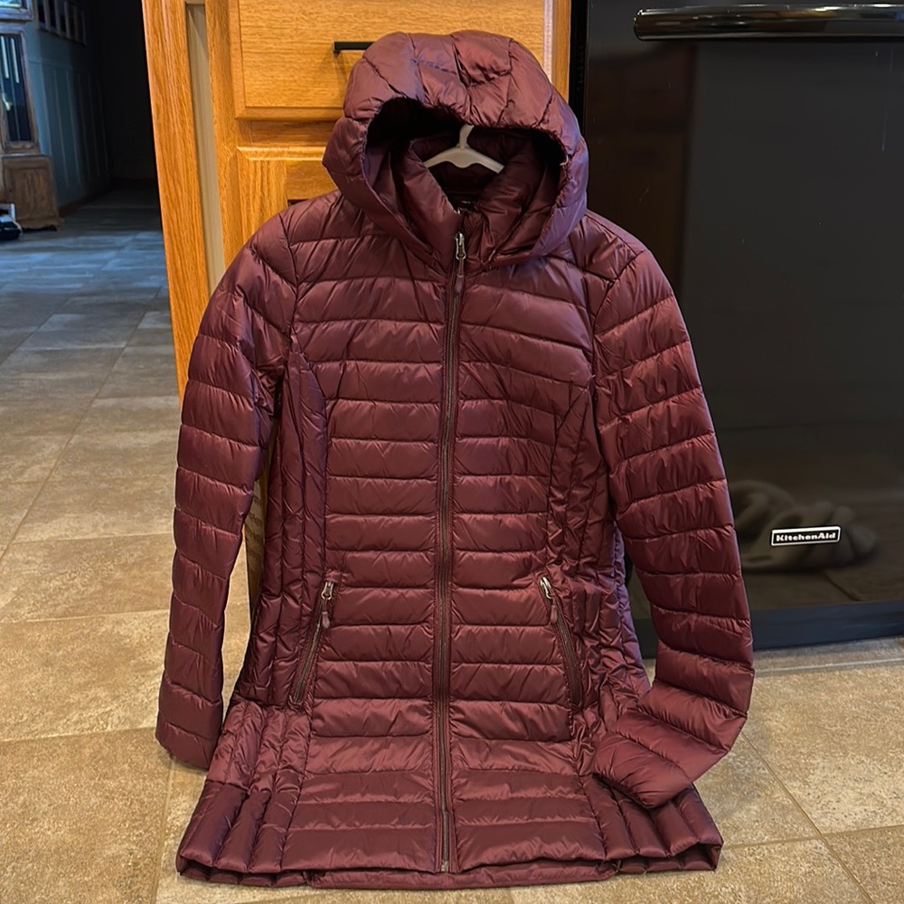 Women’s burgundy light weight puffer jacket